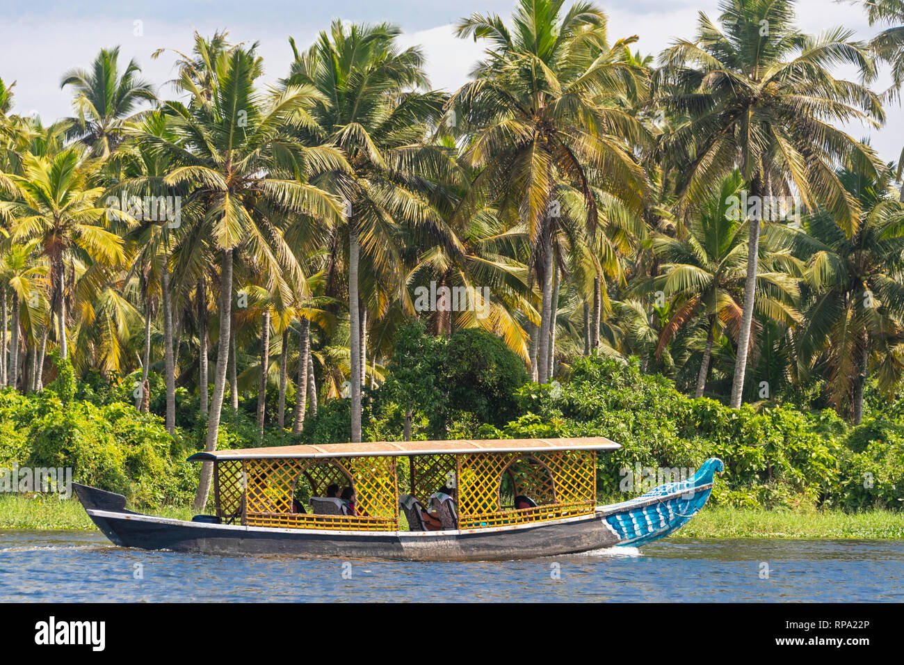 Une journée typique de croisière bateau flottant sur l'eau dormante Keralan lors d'une journée ensoleillée avec ciel bleu et de palmiers. Banque D'Images