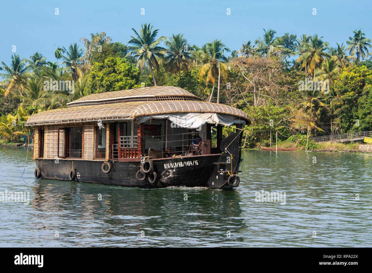 Un exemple typique d'une journée de croisière en bateau traditionnel flottant sur l'eau dormante Keralan lors d'une journée ensoleillée avec ciel bleu et de palmiers. Banque D'Images