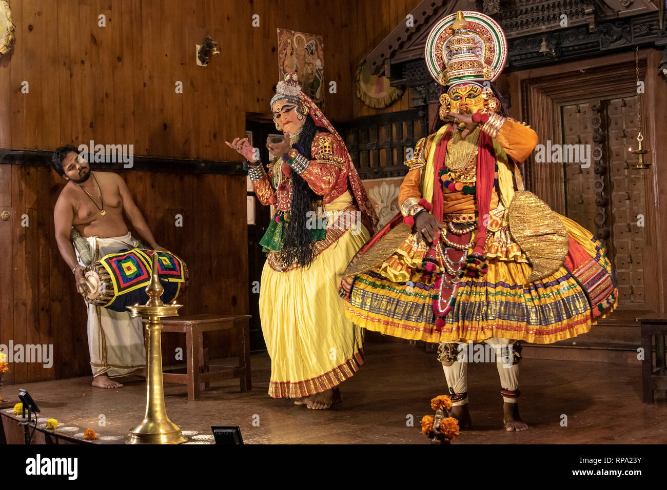 Kathakali est l'une des principales formes de danse classique indienne. C'est un 'cas jouer' genre d'art, mais l'un distingué par la coquette m colorés Banque D'Images