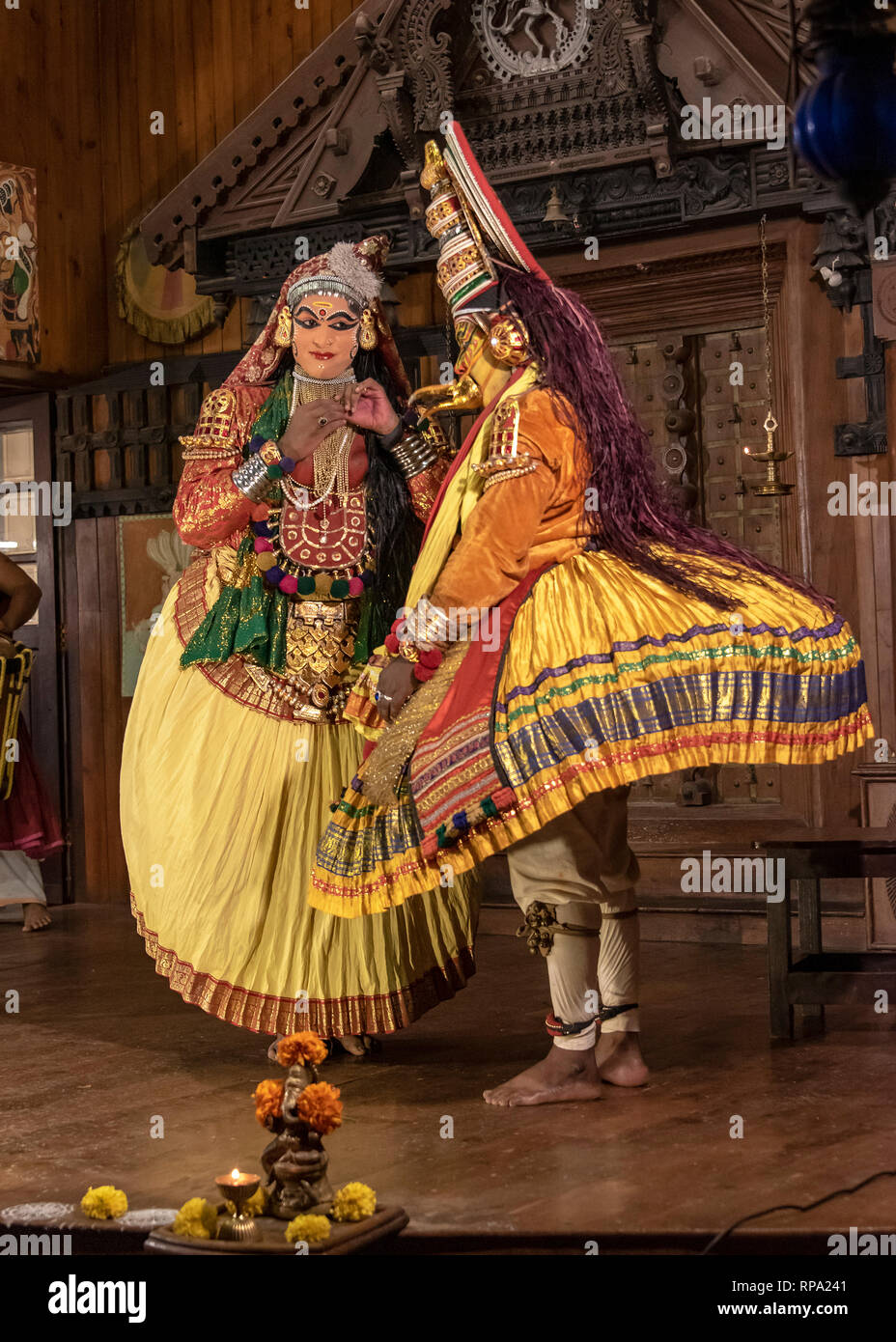 Kathakali est l'une des principales formes de danse classique indienne. C'est un 'cas jouer' genre d'art, mais l'un distingué par la coquette m colorés Banque D'Images