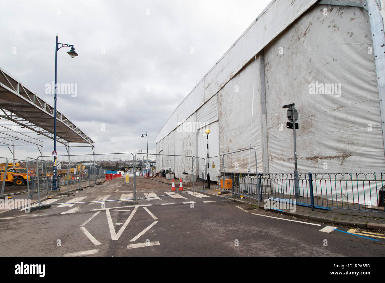 Début des travaux sur la construction de l'HS2 high speed rail terminal dans le centre de Birmingham. La sépulture couverte, Park Street, est vu, à droite. Banque D'Images