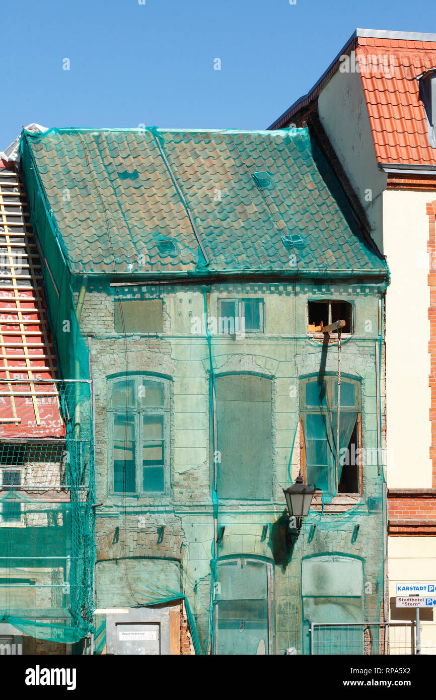 Filet de protection contre le vert, façade de maison, windows, vieille maison délabrée, Wismar, Mecklenburg-Vorpommern, Allemagne, Europe Banque D'Images