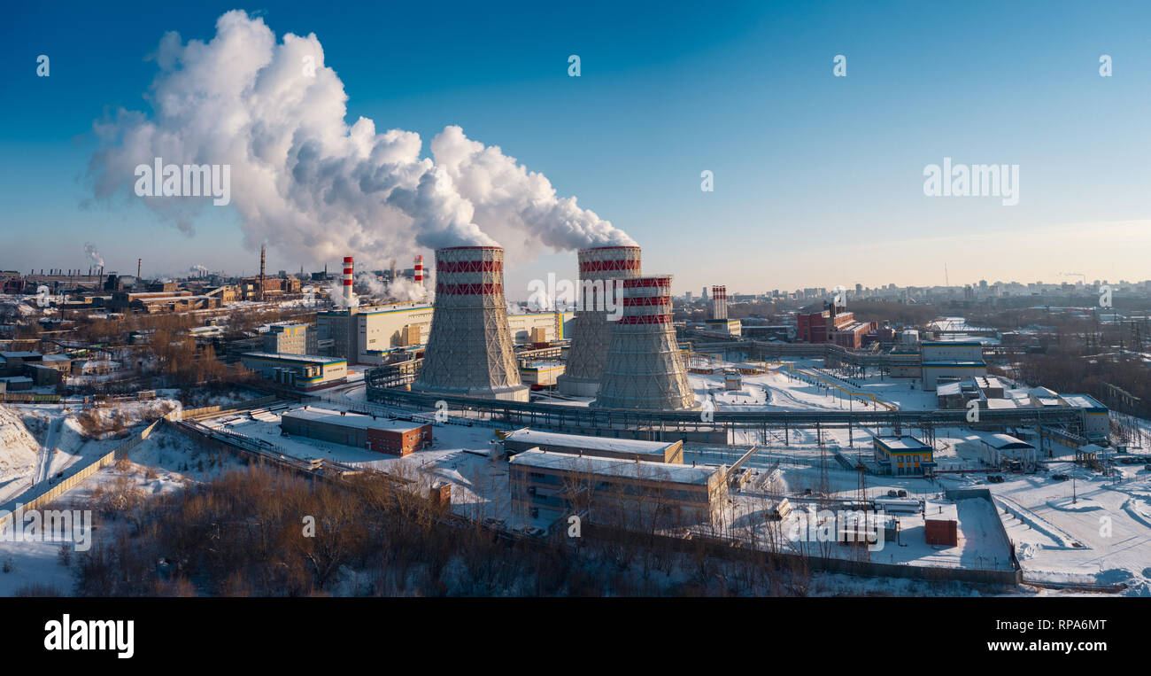 Vue panoramique de l'industrie lourde avec des répercussions néfastes pour la nature ; les émissions de CO2, gaz toxiques toxiques à partir de cheminées, pipelines et clou rouillé sale Banque D'Images