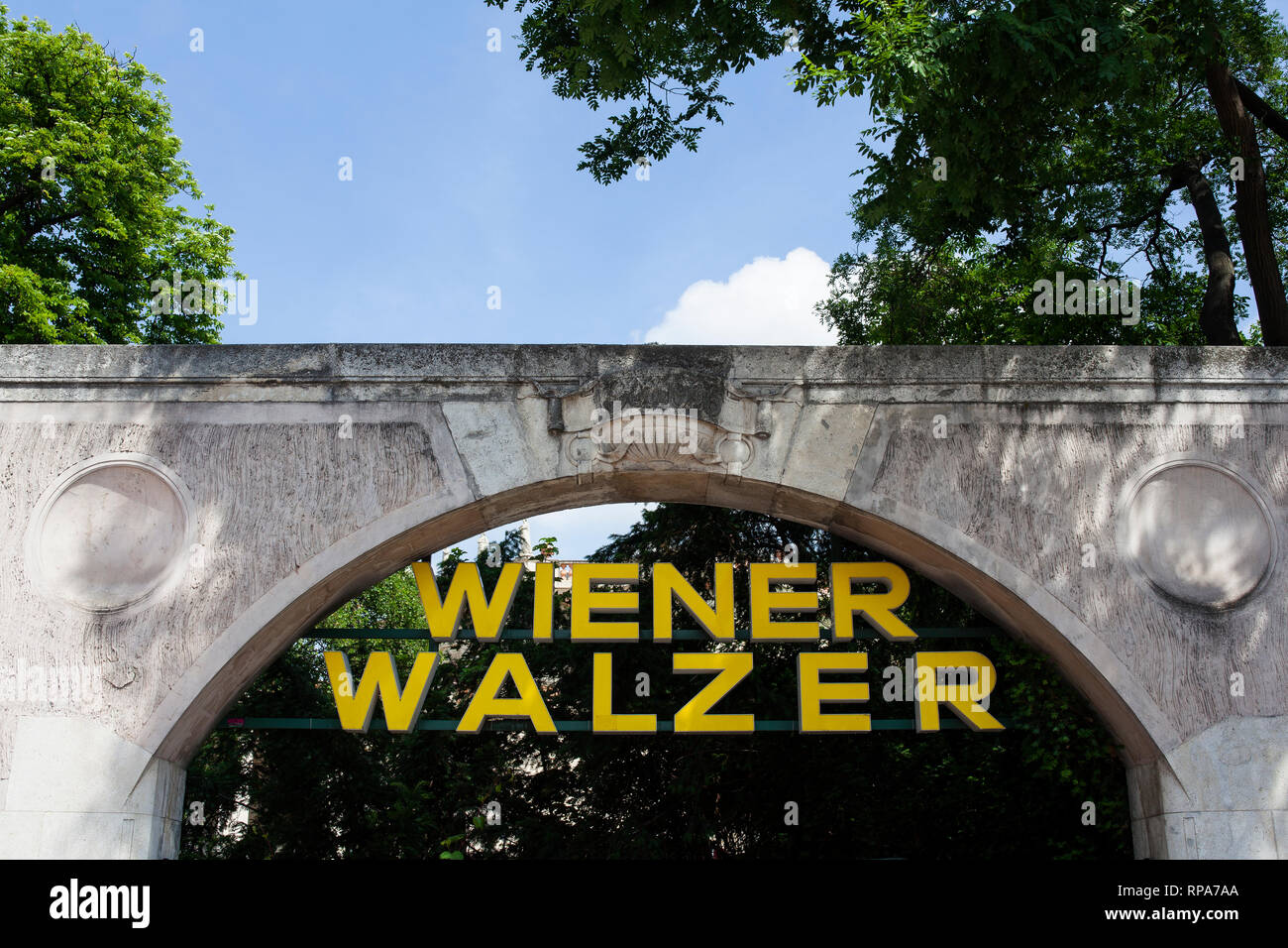 Vienne, Autriche - 22 MAI : pancarte valse viennoise sur l'arc de l'entrée du bâtiment viennois le 22 mai, 2018 Banque D'Images