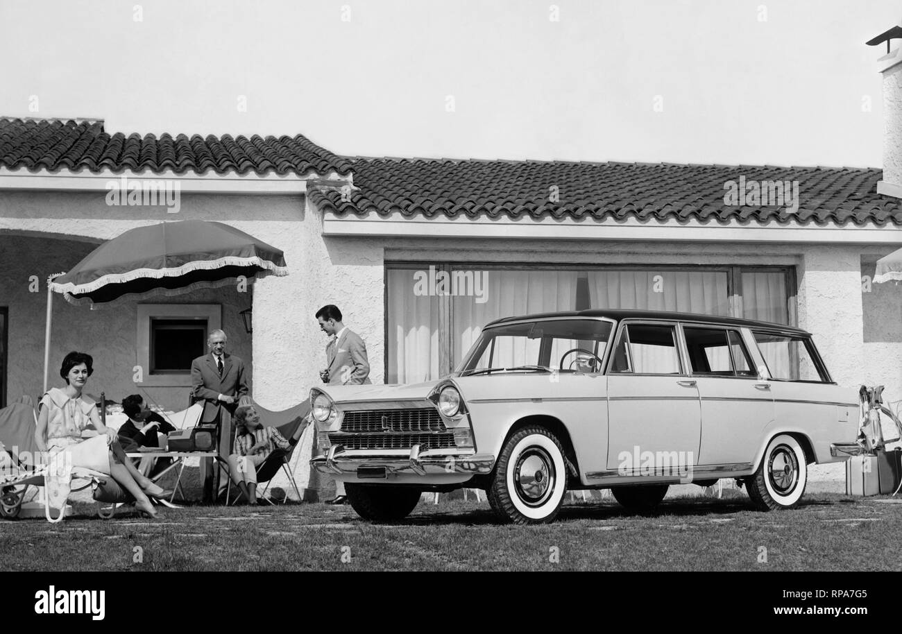 Dans le jardin familial, Fiat 1800, 1959 Banque D'Images