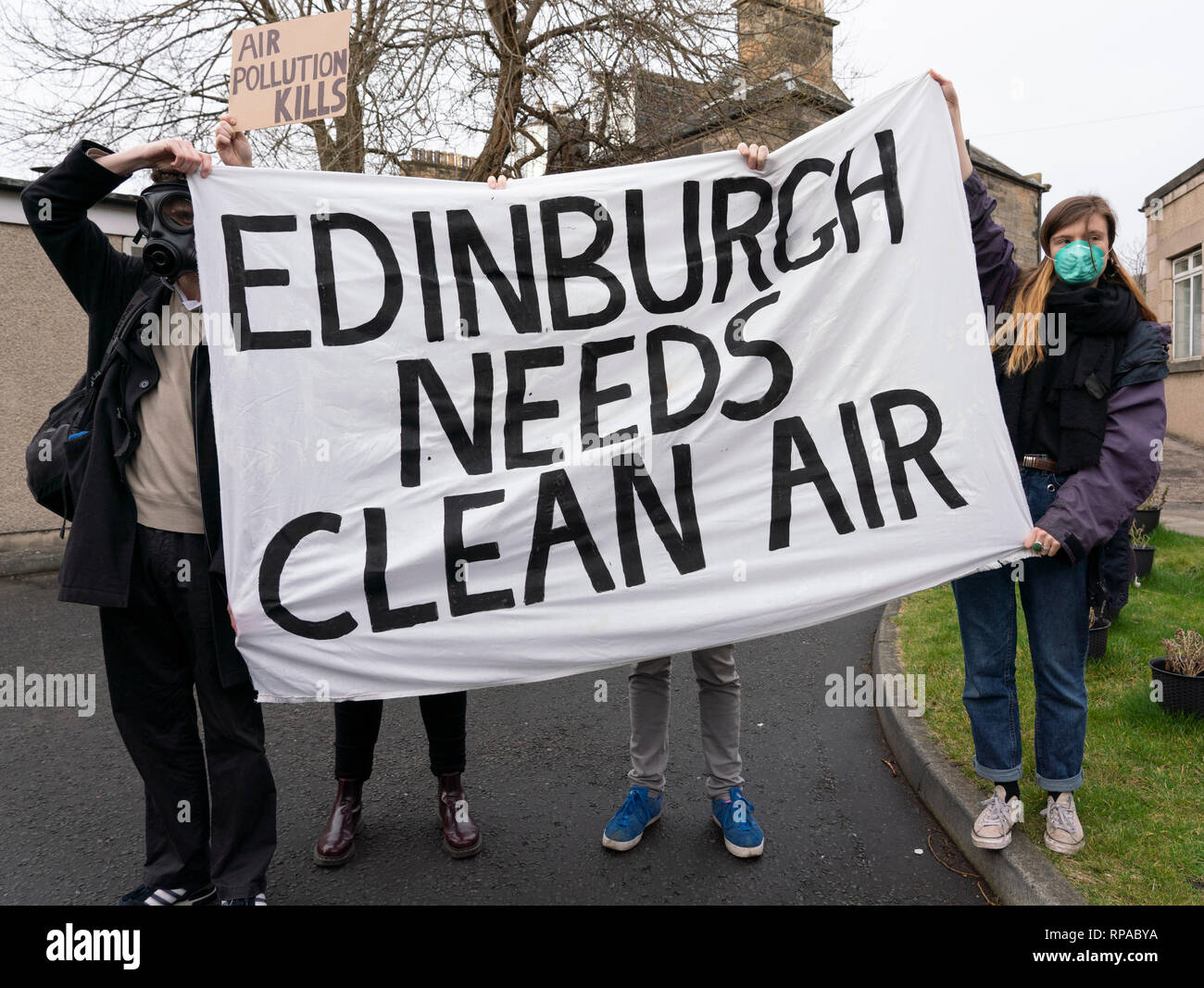 Edinburgh, Ecosse, Royaume-Uni. Feb 21, 2019. Les militants anti pollution de l'air stade de protestation contre l'inauguration de l' Ad Van Consrtvatives Écossais contre le projet d'impôt sur le parking. Jackson Carlaw et Miles MSP MSP Briggs a dévoilé un Ad Van à un foyer de soins d'Édimbourg avant d'aujourd'hui, il voyage à travers la ceinture centrale de l'Écosse aux lieux qui sont définis pour être touchés par le projet d'impôt sur le parking qui est d'être voté par le Parlement écossais par le SNP et partis verts. Credit : Iain Masterton/Alamy Live News Banque D'Images