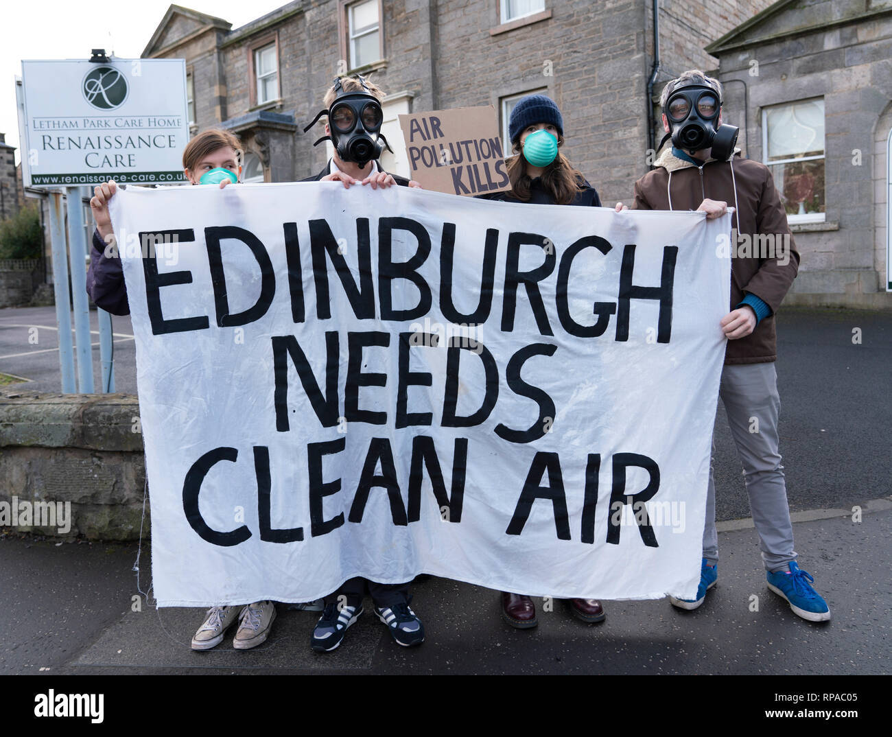 Edinburgh, Ecosse, Royaume-Uni. Feb 21, 2019. Les militants anti pollution de l'air de protester contre l'inauguration du stade des conservateurs écossais Ad Van contre le projet d'impôt sur le parking. Jackson Carlaw et Miles MSP MSP Briggs a dévoilé un Ad Van à un foyer de soins d'Édimbourg avant d'aujourd'hui, il voyage à travers la ceinture centrale de l'Écosse aux lieux qui sont définis pour être touchés par le projet d'impôt sur le parking qui est d'être voté par le Parlement écossais par le SNP et partis verts. Credit : Iain Masterton/Alamy Live News Banque D'Images