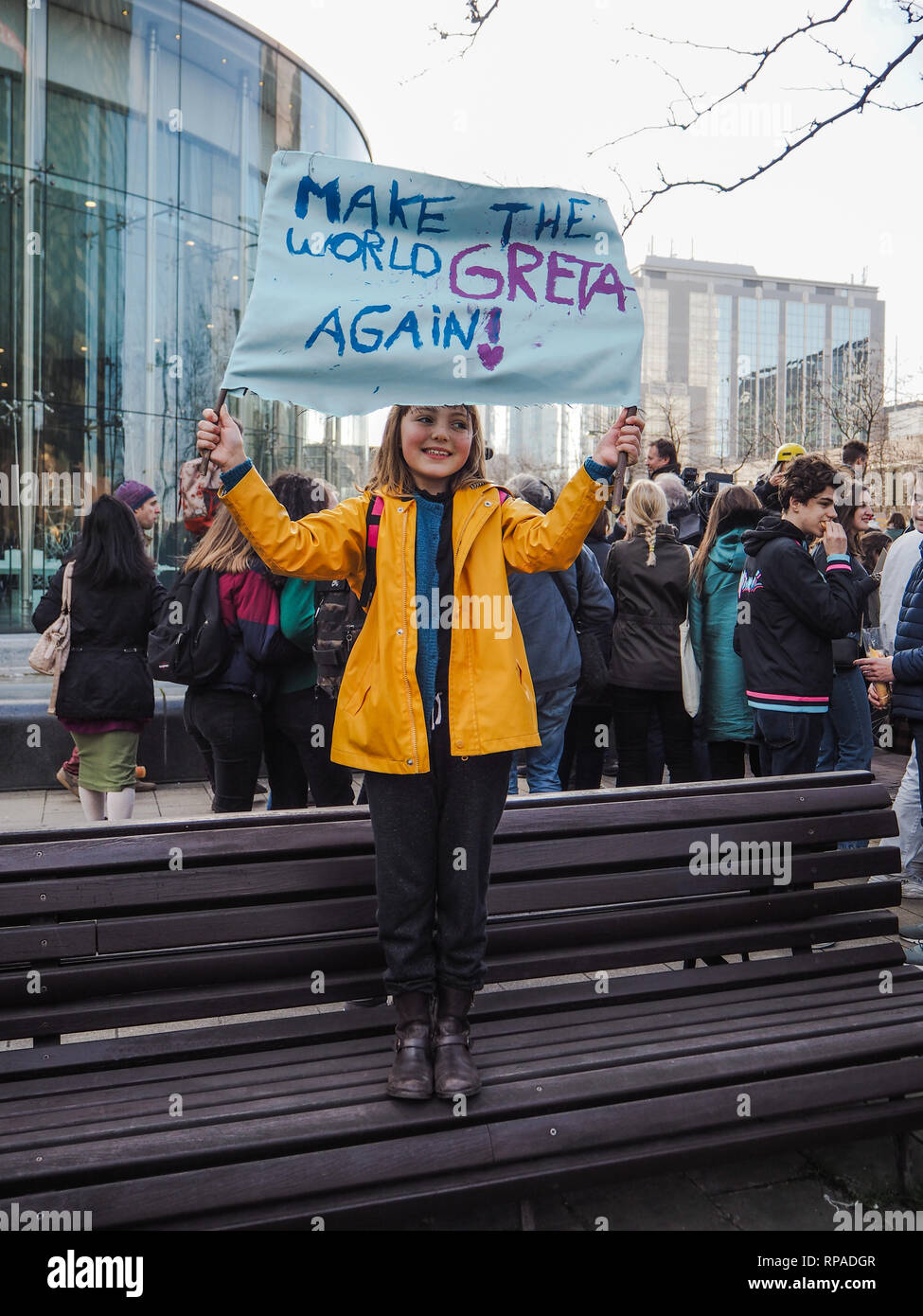 Bruxelles, Belgique. Feb 21, 2019. Jeune fille tenant une affiche des Greta Thunberg au cours d'une manifestation le marchof 4 Mouvement Jeunesse Climat Crédit : Lothe Verstraete/Alamy Live News Banque D'Images