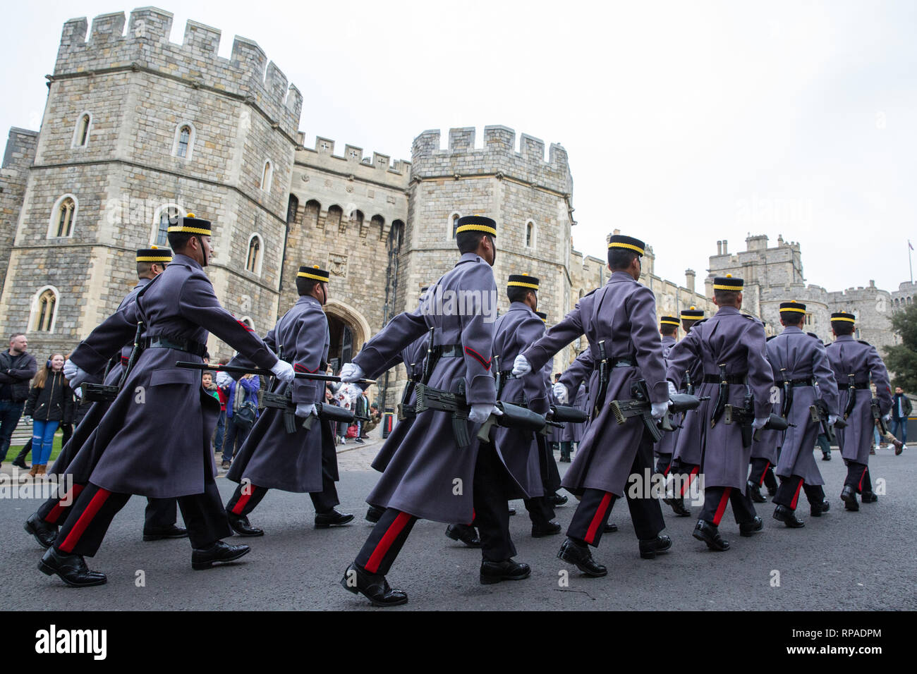 Windsor, Royaume-Uni. 21 Février, 2019. 36 e Régiment du génie de l'Université Queen's Gurkha Engineers, accompagné de la musique de la Brigade de Gurkhas, prendre part à la cérémonie de Relève de la garde au château de Windsor. Le Queen's Gurkha Engineers fournira la protection de Windsor jusqu'au 12 avril, pour la première fois depuis la célébration de 200 ans de service à la Couronne en 2015. Chaque 1510 se porte un kukri. Credit : Mark Kerrison/Alamy Live News Banque D'Images