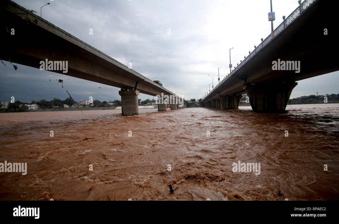 Jammu-et-Cachemire sous contrôle indien. Feb 21, 2019. Le fleuve Tawi gonfle après des pluies à Jammu, la capitale d'hiver du Cachemire sous contrôle indien, le 21 février 2019. La Jammu-Srinagar route était bloquée en raison de fortes pluies et chutes de neige fraîche. Credit : Stringer/Xinhua/Alamy Live News Banque D'Images