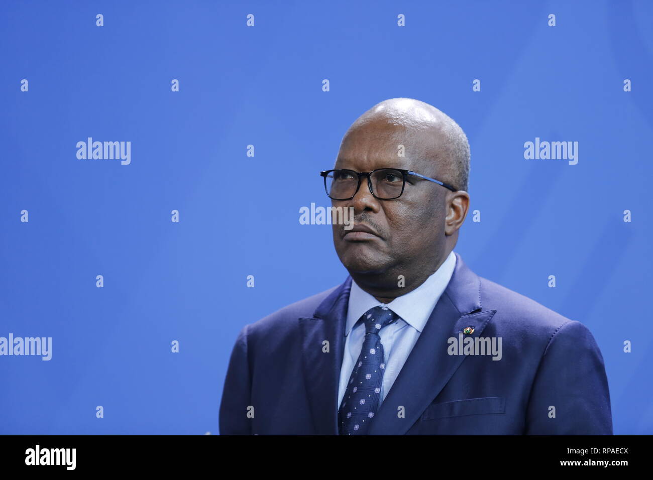Berlin, Allemagne. 21 févr. 2019. La chancelière allemande, Angela Merkel, et le président de la République du Burkina Faso, Roch Marc Kaboré à la conférence de presse à la Chancellerie fédérale. Après une discussion commune, l'accent sera mis sur les relations bilatérales et les questions de politique de sécurité et de migration sur la situation dans la région du Sahel. Credit : SAO frappé/Alamy Live News Banque D'Images