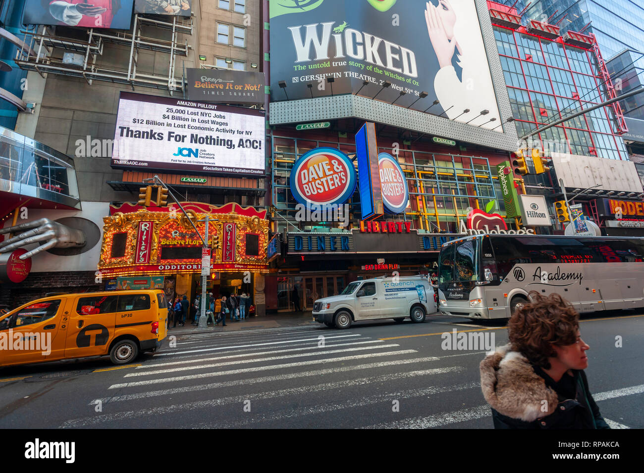 New York, USA. 21 févr. 2019. Un babillard électronique à Times Square à New York le Jeudi, Février 21, 2019 Ocasio-Cortez Alexandria châtie (AOC) (D-NY) pour traiter l'écrasement entre New York City et Amazon pour construire AC2 à Long Island City. Le réseau des créateurs d'emploi plaide pour moins l'intervention du gouvernement dans les entreprises et l'abaissement des impôts avec un programme conservateur. Ocasio-Cortez a été l'un des nombreux hommes politiques opposés à l'accord qui n'était pas dans son district.(Â© Richard B. Levine) Crédit : Richard Levine/Alamy Live News Banque D'Images