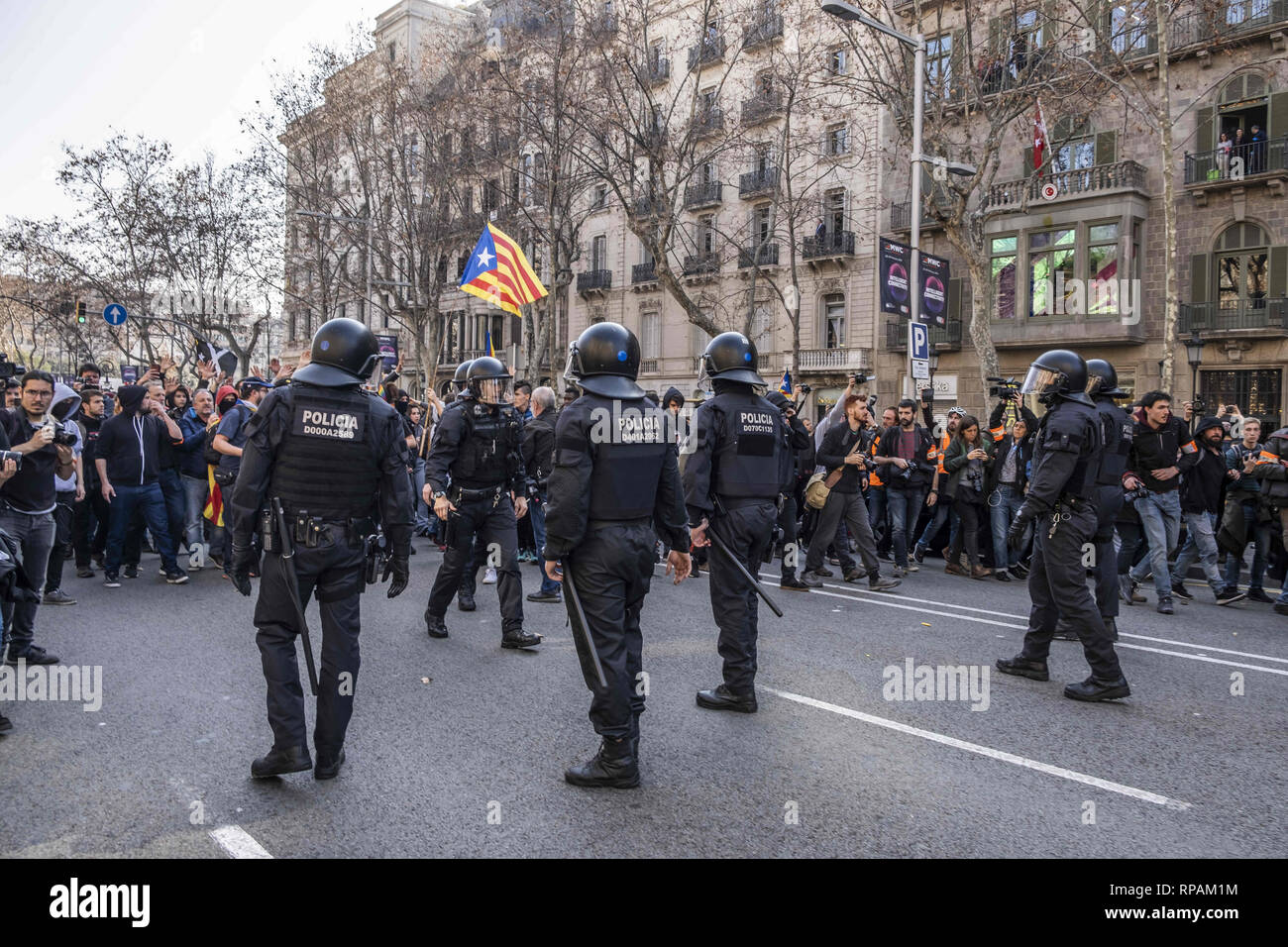 Barcelone, Catalogne, Espagne. Feb 21, 2019. Agent de la police de la Mossos d'Escuadra sont vus en retraite après avoir fait plusieurs charges contre les manifestants pendant la grève.Une grève générale en Catalogne pour exiger des droits, de la liberté et de dénoncer les procès qui ont lieu dans la Cour Suprême de Justice de Madrid. Organisée par l'intersyndicale-CsC, de nombreux manifestants ont suivi la grève générale dans toute la Catalogne avec le trafic s'arrête dans les principales routes urbaines. Credit : Paco Freire SOPA/Images/ZUMA/Alamy Fil Live News Banque D'Images