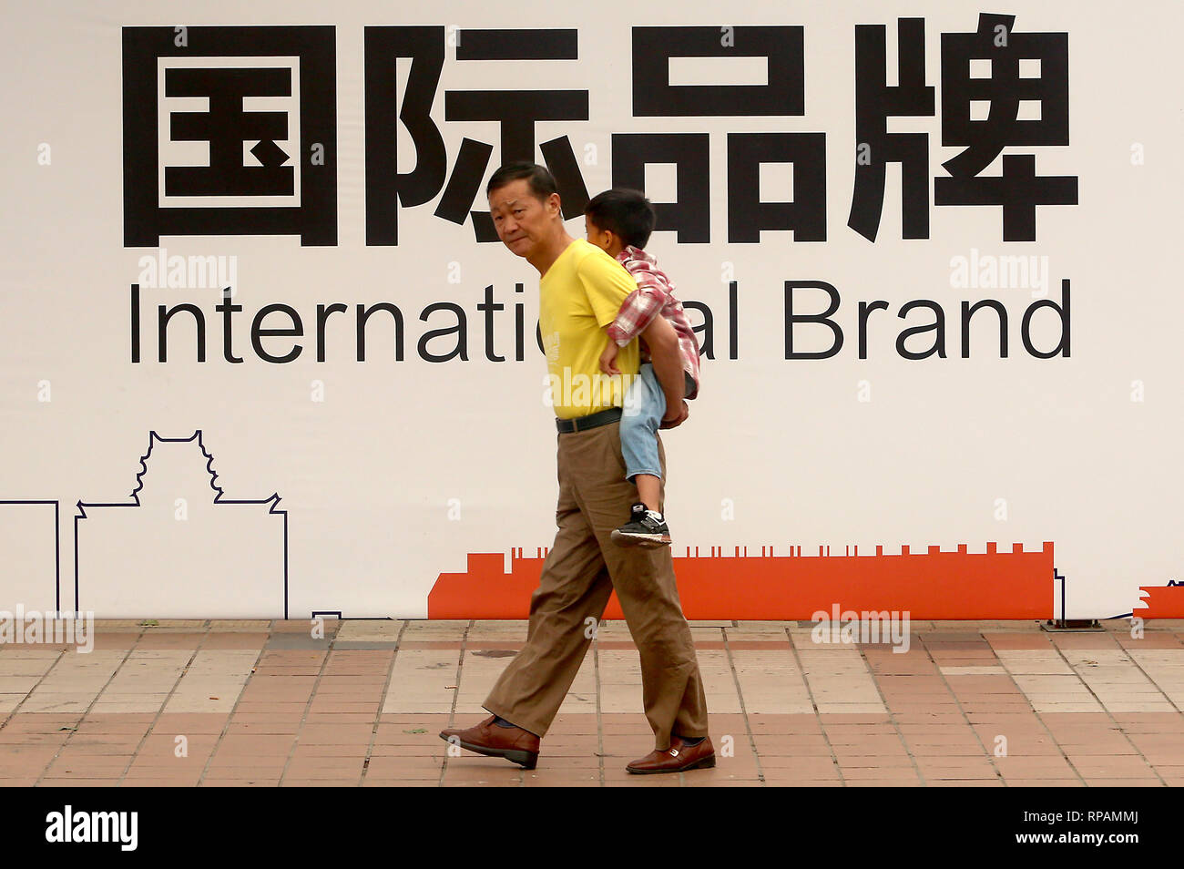 Beijing, Chine. 19 Sep, 2018. Chinese passons un peu de temps à ouvrir une entreprise commerciale internationale street à Pékin le 19 septembre 2018. La Chine a annoncé cette semaine les tarifs douaniers sur les marchandises des États-Unis d'une valeur de 60 milliards de dollars en représailles à la décision du Président Donald Trump d'imposer des droits sur 200 milliards de produits chinois que la guerre commerciale entre les deux plus grandes économies du monde s'intensifie. Credit : Todd Lee/ZUMAprilESS.com/ZUMA Wire/Alamy Live News Banque D'Images