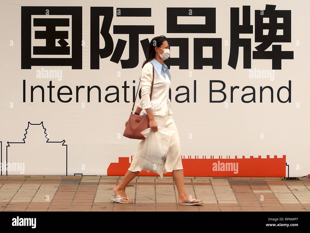 Beijing, Chine. 19 Sep, 2018. Une femme chinoise passe devant une entreprise commerciale internationale ouverte street à Pékin le 19 septembre 2018. La Chine a annoncé cette semaine les tarifs douaniers sur les marchandises des États-Unis d'une valeur de 60 milliards de dollars en représailles à la décision du Président Donald Trump d'imposer des droits sur 200 milliards de produits chinois que la guerre commerciale entre les deux plus grandes économies du monde s'intensifie. Credit : Todd Lee/ZUMAprilESS.com/ZUMA Wire/Alamy Live News Banque D'Images