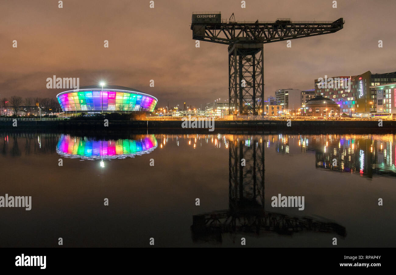 L'ETI Hydro indoor arena bâtiment sur les rives de la Clyde, Glasgow, est allumé dans l'arc-en-ciel de couleurs la fierté d'un drapeau pour le mois de l'histoire LGBT. Banque D'Images