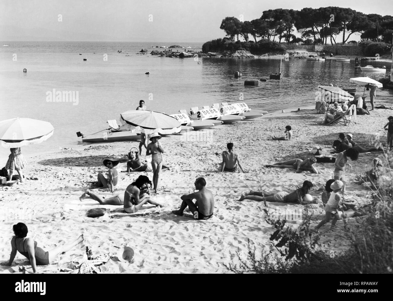 Les touristes sur la plage, Ajaccio, Corse, France 1965 Banque D'Images