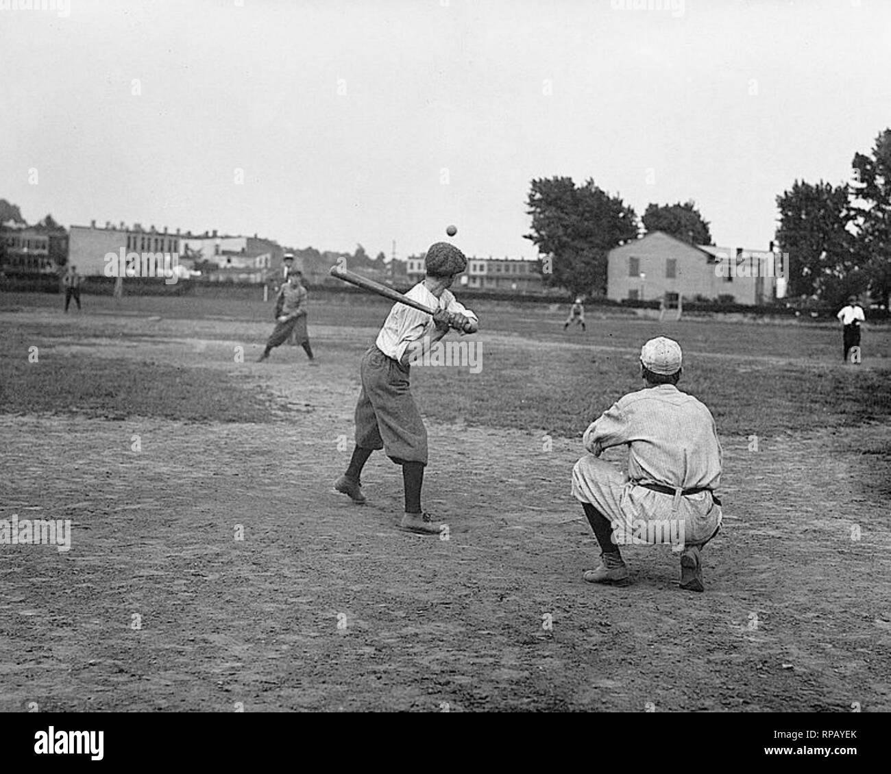Les enfants jouent au base-ball 1916. Banque D'Images