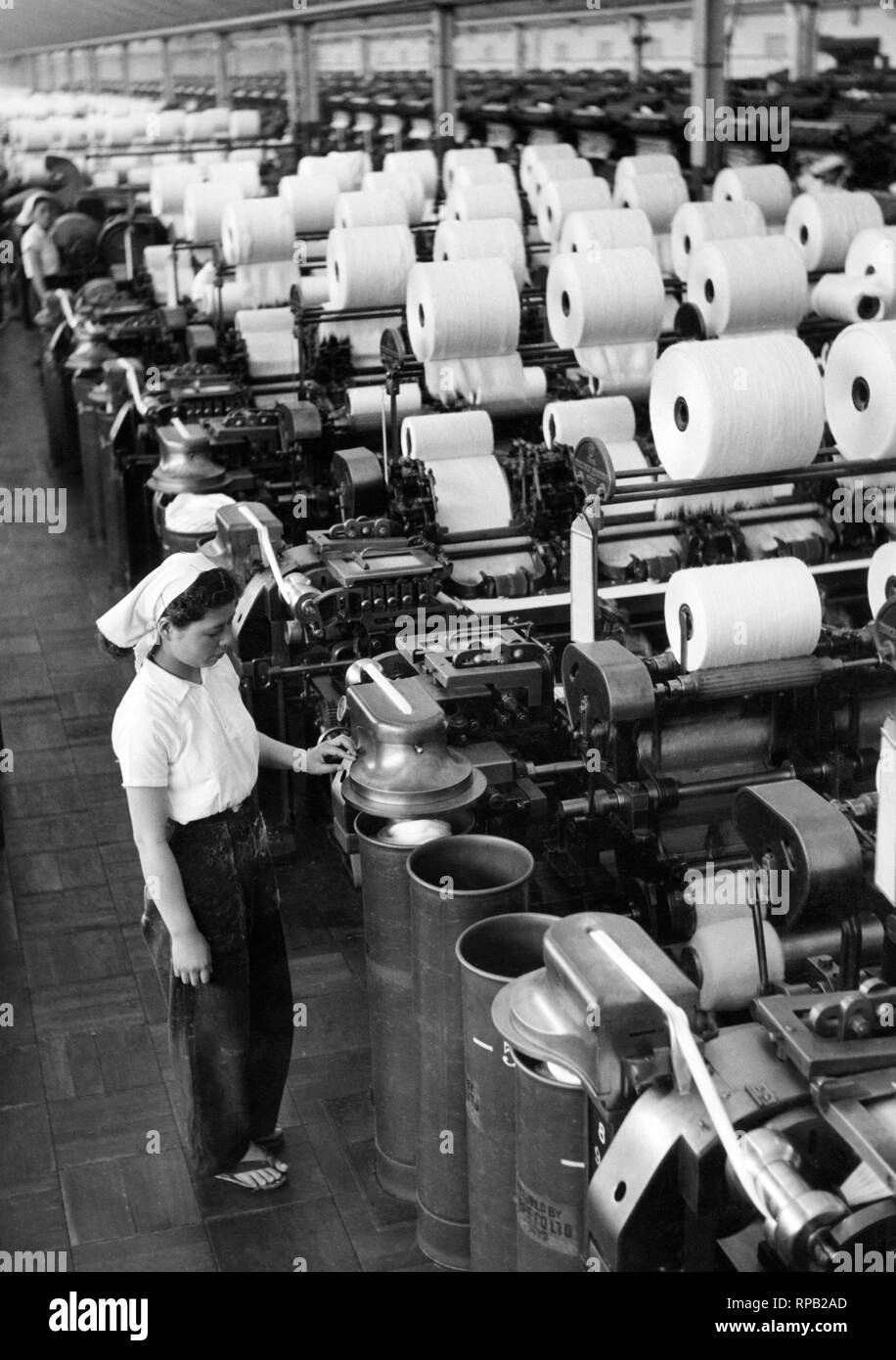 Japon, Osaka, à l'intérieur d'une filature de coton, 1955 Banque D'Images