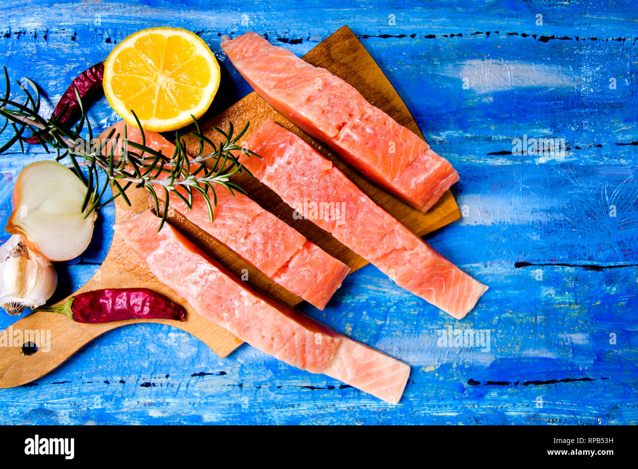 La chair de poisson Saumon avec des ingrédients sur une planche à découper Banque D'Images