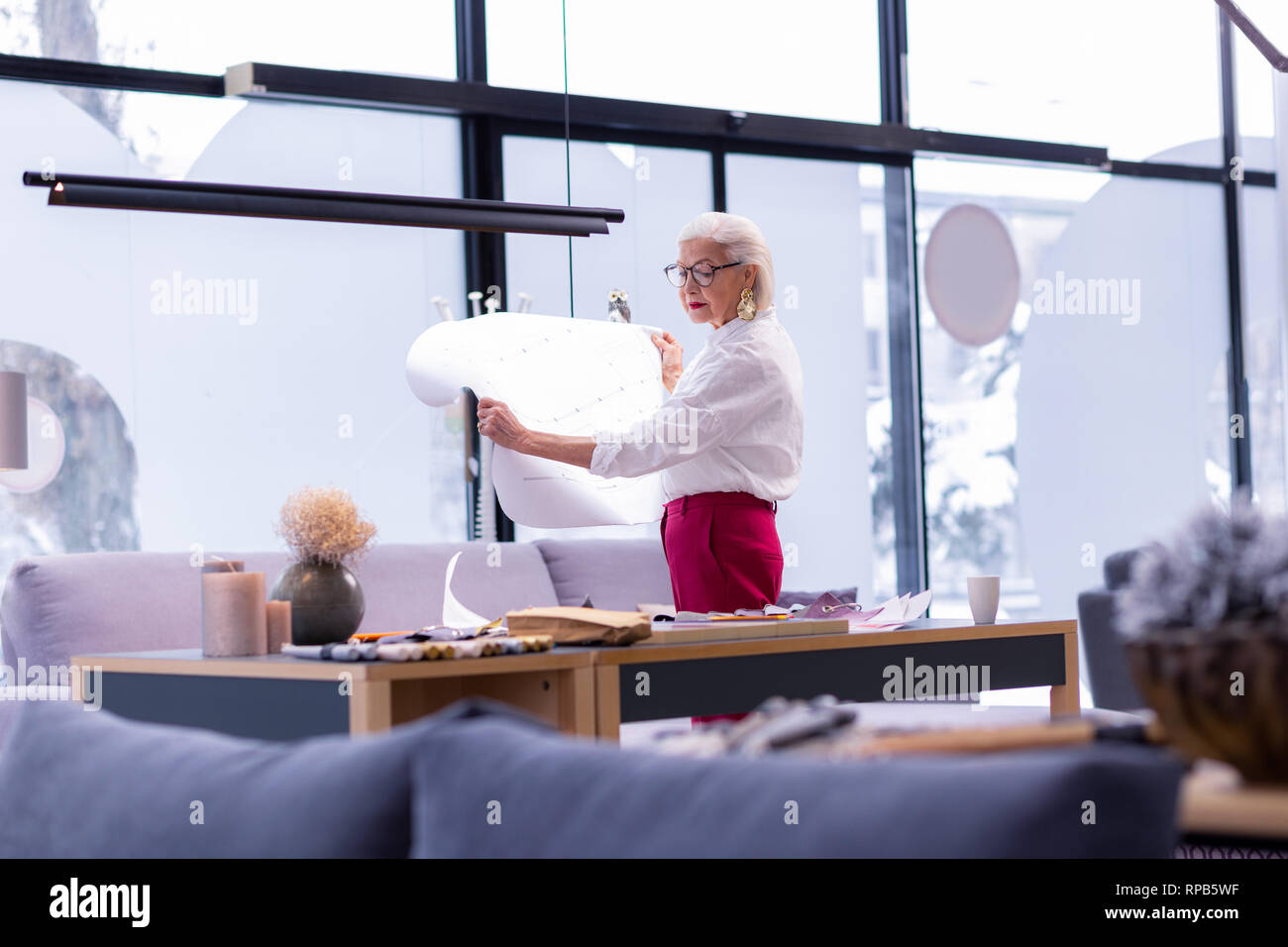 L'accent bossy vieillissement plaqués porté manager holding dessins dans les mains Banque D'Images