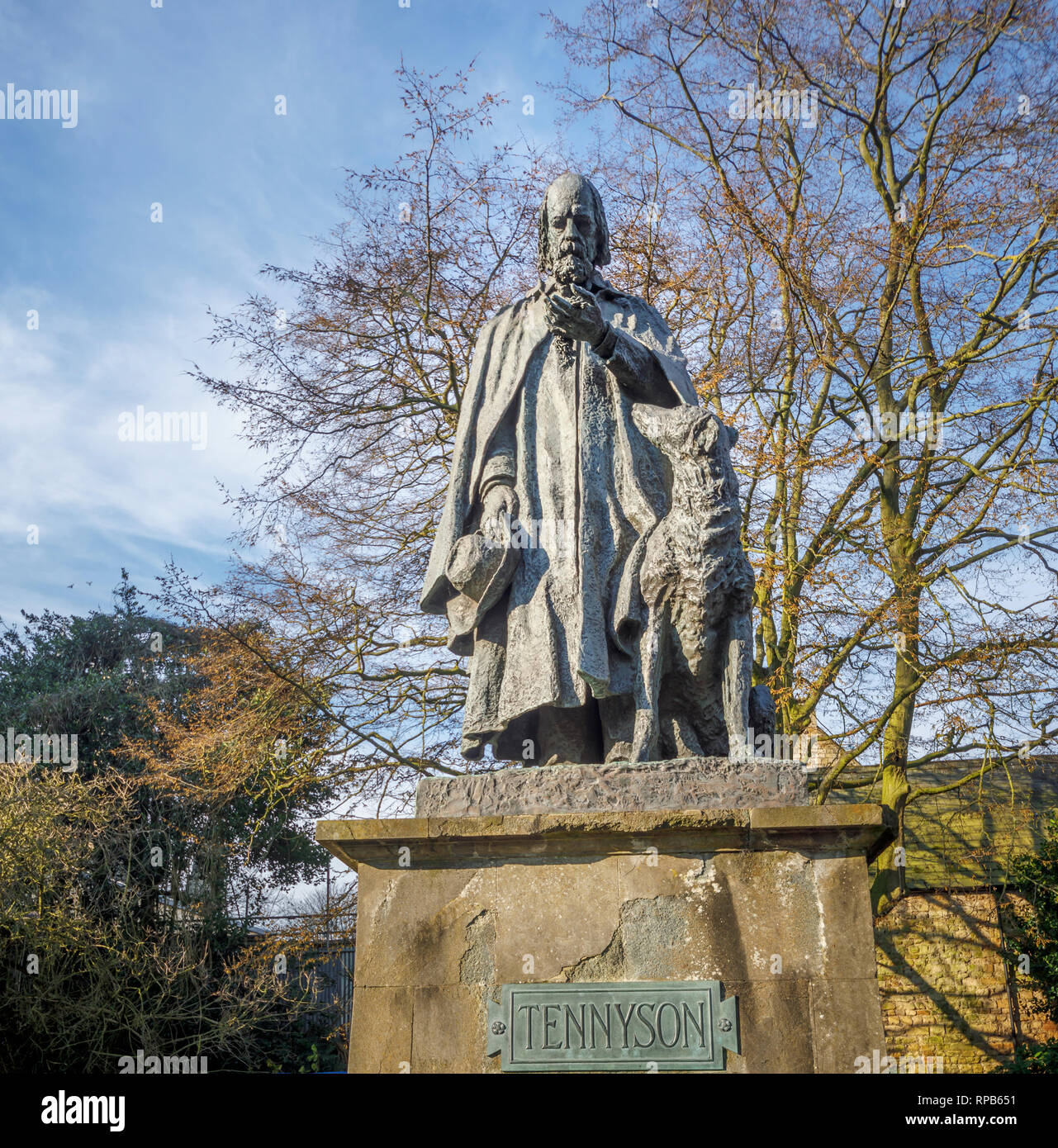 La statue commémorative de Tennyson avec son chien Karénine sur vert Cathédrale, La Cathédrale de Lincoln, ville de Lincoln, Lincolnshire, East Midlands, Angleterre, RU Banque D'Images