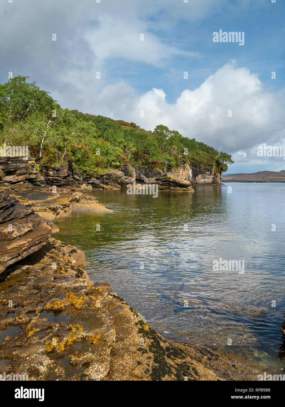 Les eaux calmes du Loch Slapin, falaises et paysages côtiers près de Elgol sur la magnifique île de Skye, Écosse, Royaume-Uni Banque D'Images