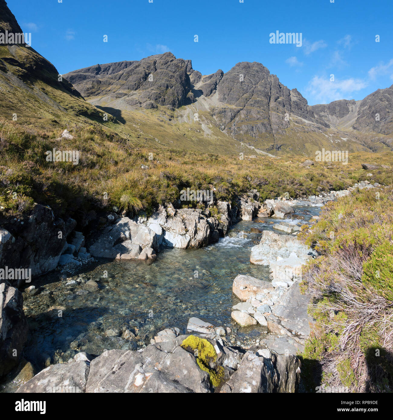 Bla Bheinn (à gauche du centre) et Clach Glas (à droite du centre) Allt na Dunaiche flux dans le montagnes Cuillin noires sur l'île de Skye, Écosse, Royaume-Uni Banque D'Images