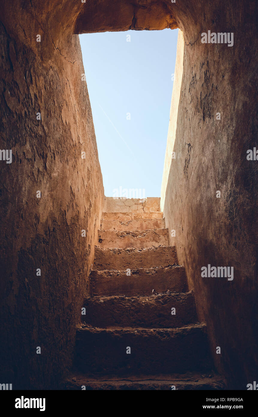 Ancien escalier pour le ciel, harmonisation des couleurs appliquées. Banque D'Images