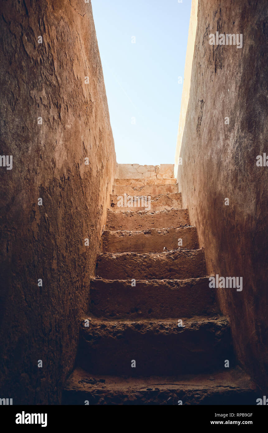 Ancien escalier pour le ciel, harmonisation des couleurs appliquées. Banque D'Images
