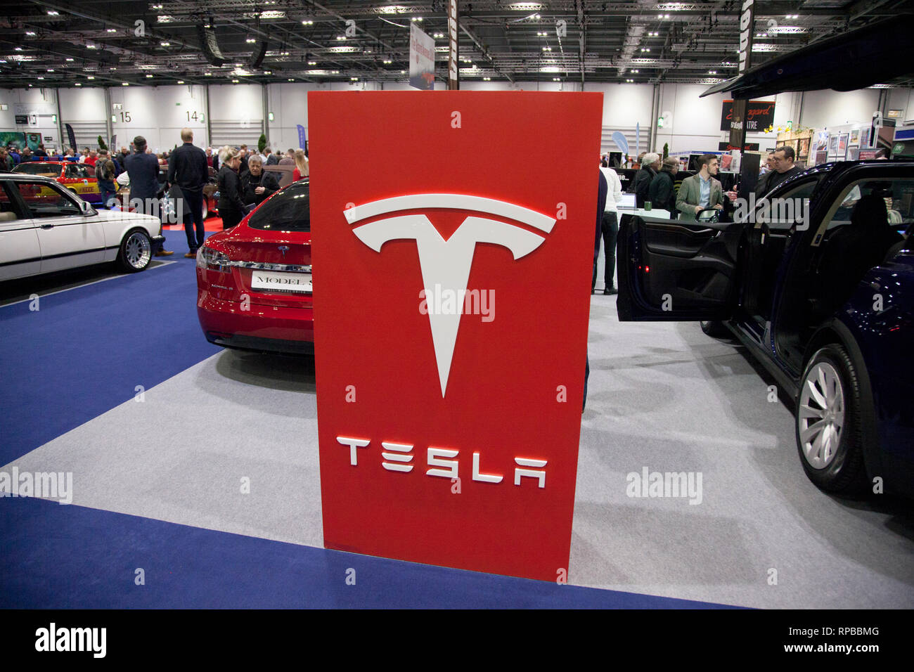 Londres, Royaume-Uni - 15 février 2019 : marque de voiture Tesla sur spectacle au salon de voitures Banque D'Images