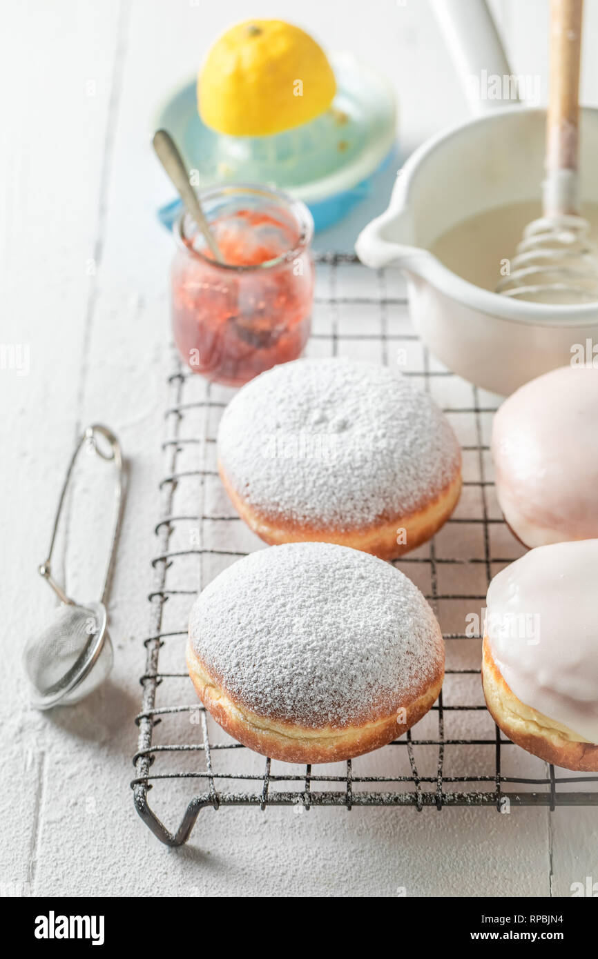 Et savoureux beignets faits maison sur la grille de refroidissement Banque D'Images