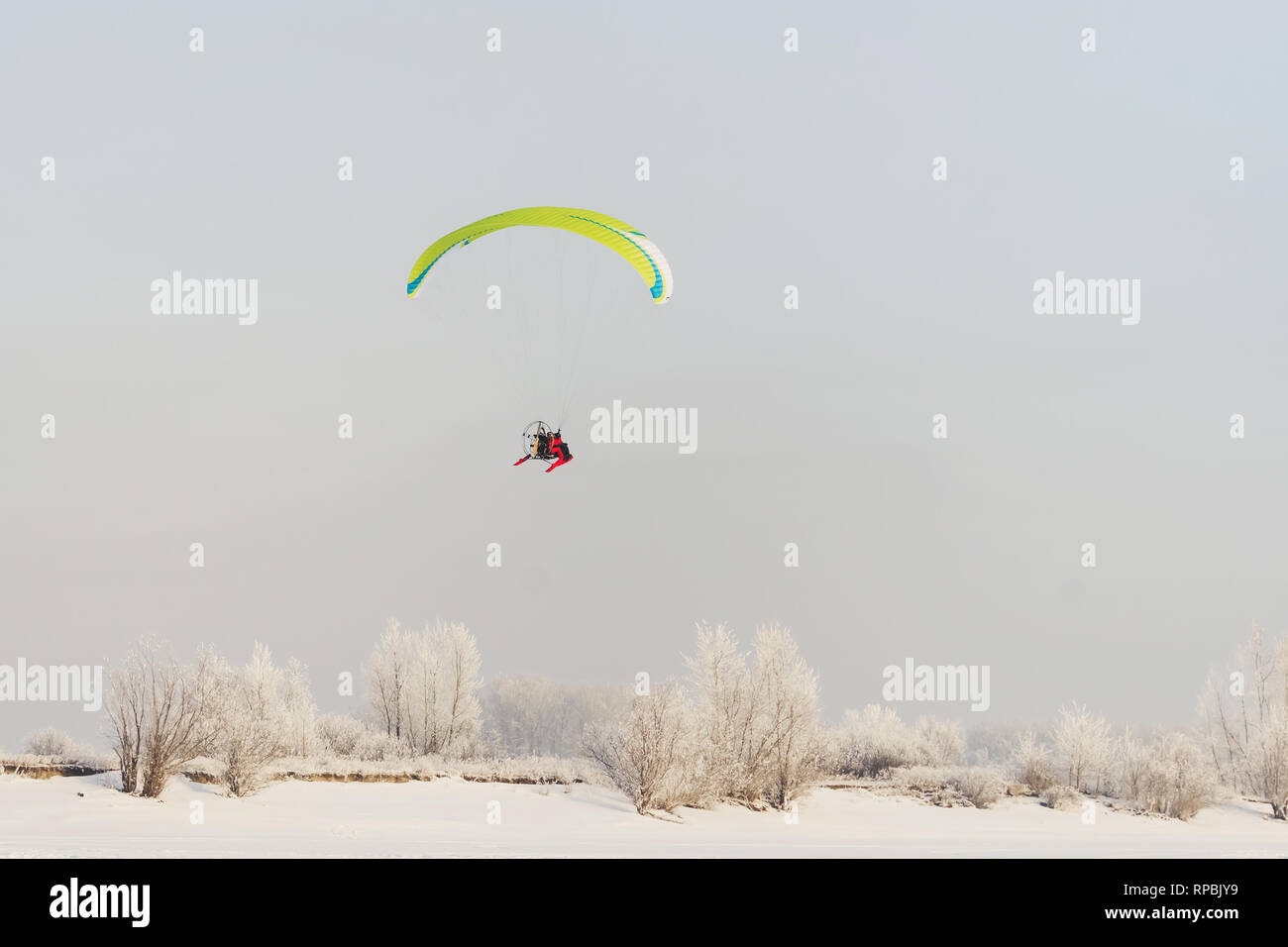 Aerochute vol dans le ciel bleu. Sports extrêmes. Le parapente. Planeur à moteur. paralet Banque D'Images