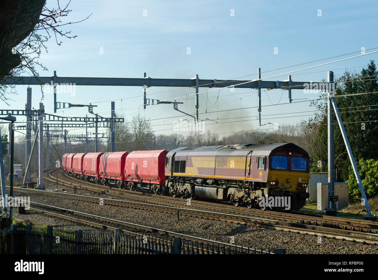 Un certain nombre de locomotives diesel de la classe 66 66014 un groupe de travail chargé de la pierre à Southcote Junction. Banque D'Images