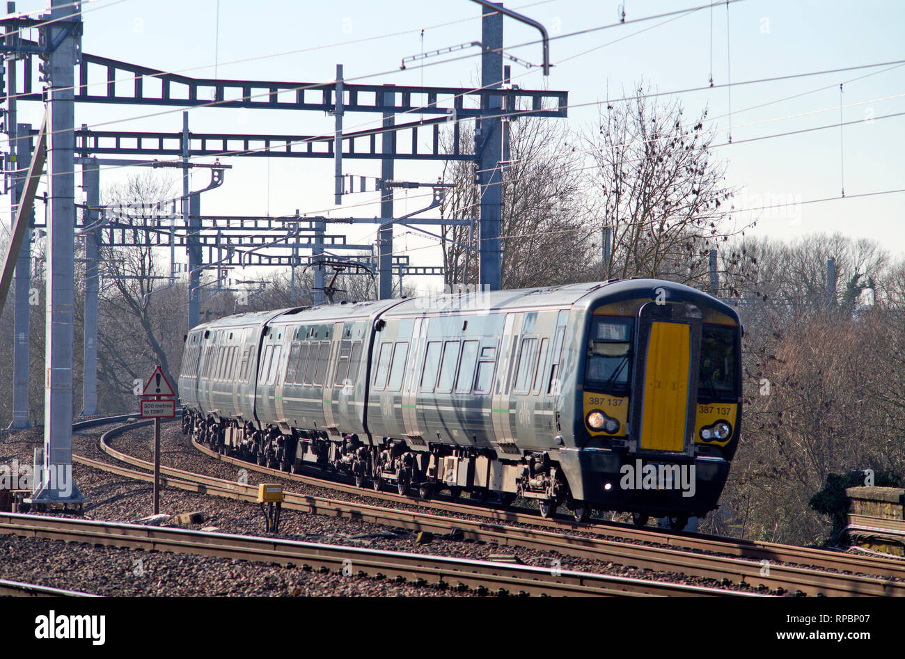 Une classe 387 électrique un travail de Great Western Railway service à Southcote Junction. Banque D'Images