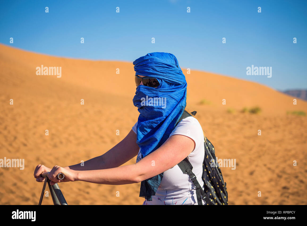 Des promenades touristiques un chameau à travers les dunes de sable dans le désert du Sahara Banque D'Images