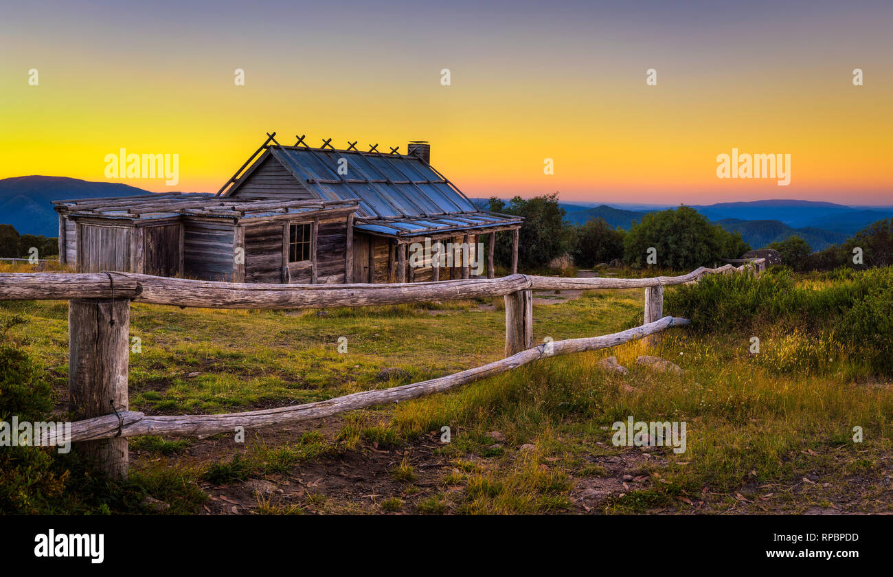 Coucher du soleil au-dessus de Craigs cabane dans les Alpes victoriennes, Australie Banque D'Images