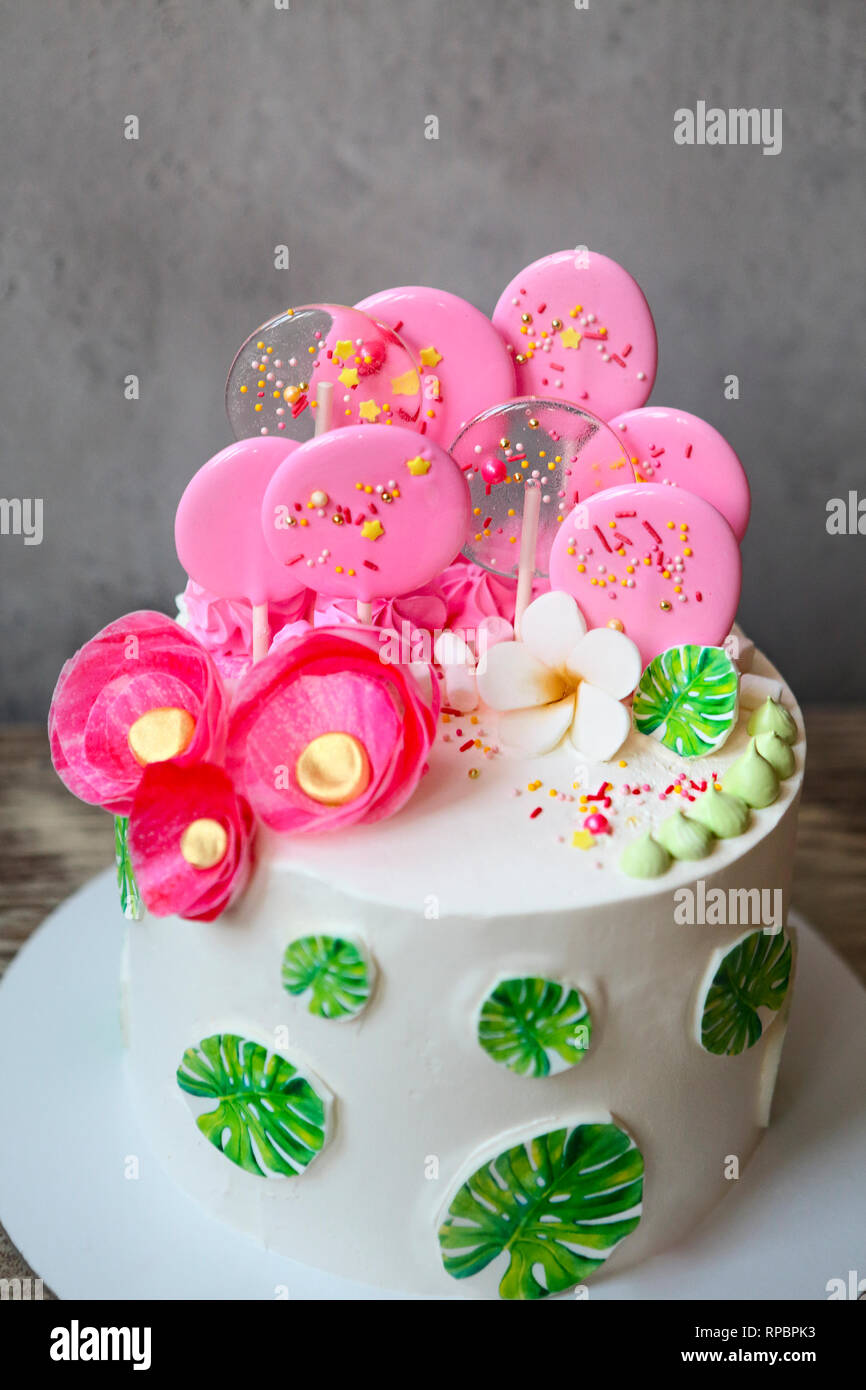 Maison De Gateau Avec Feuilles De Monstera Design Fete D Inspiration Tropicale Delicieux Gateau Avec Le Pain Azyme Fleurs Et Bonbons Au Caramel Photo Stock Alamy Maison De Gateau Avec Feuilles De Monstera Design Fete D Inspiration Tropicale Delicieux Gateau Avec Le Pain Azyme Fleurs Et Bonbons Au Caramel Photo Stock Alamy