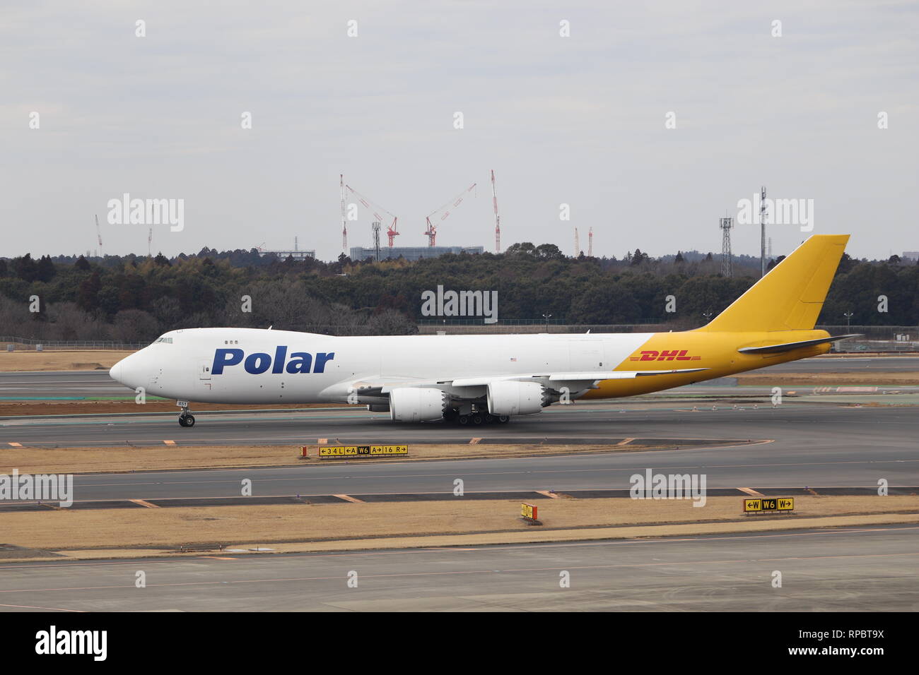 Un Polar Airlines Boeing 747-8 de la piste de circulation au sol pour le décollage à l'aéroport international Narita de Tokyo. Banque D'Images