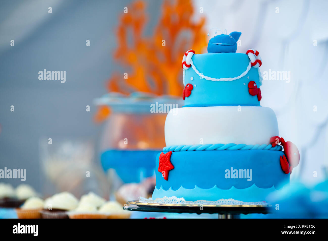 Bleu Et Blanc Enorme Gateau Sucre Avec Du Crabe Poissons Etoiles De Mer Et Des Baleines Drole Sur Le Dessus Saison D Ete Delicieux Sur La Partie Le Temps De Mer Theme Sur