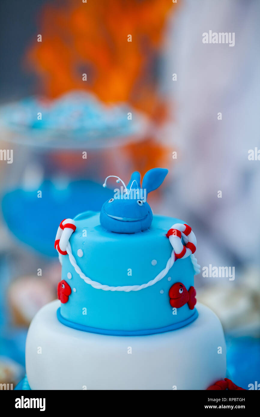 Bleu Et Blanc Enorme Gateau Sucre Avec Du Crabe Poissons Etoiles De Mer Et Des Baleines Drole Sur Le Dessus Saison D Ete Delicieux Sur La Partie Le Temps De Mer Theme Sur