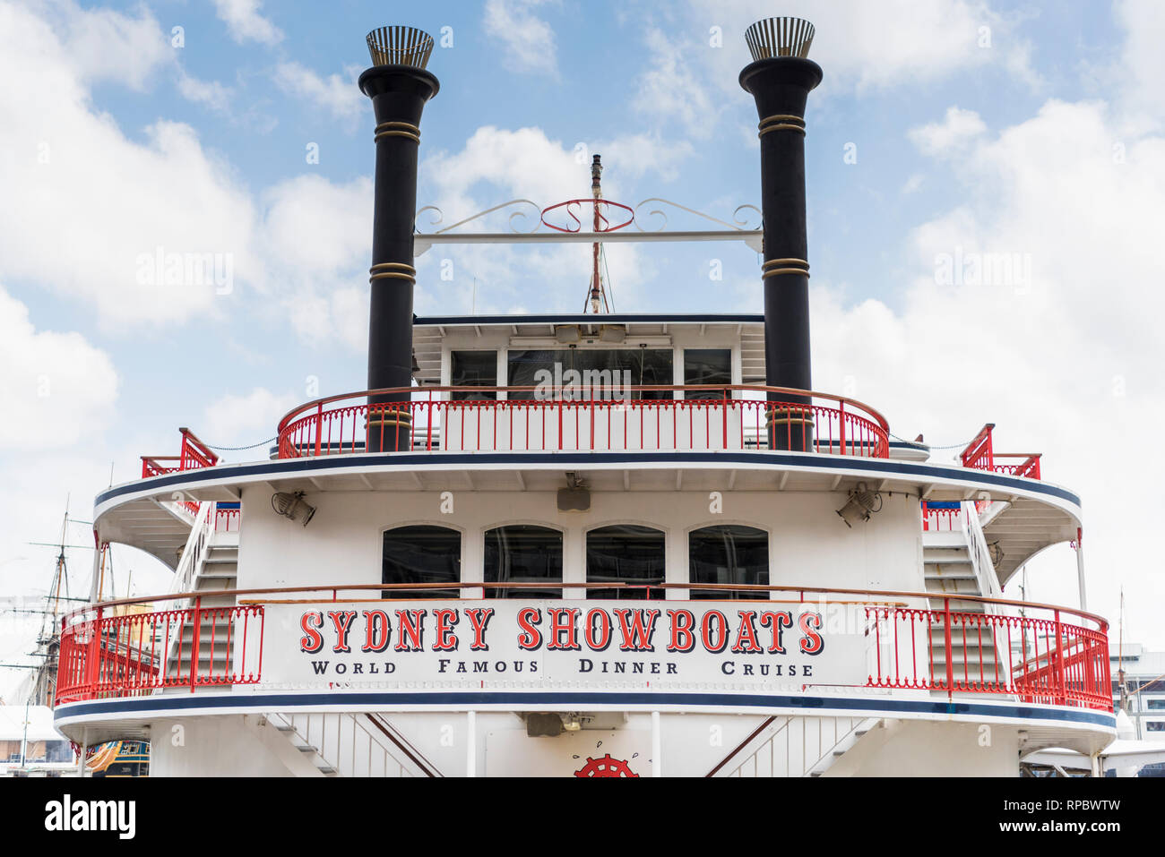 Le Sydney Showboats célèbre dîner-croisière bateau. ou restaurant flottant amarré dans le port de Sydney Australie Banque D'Images