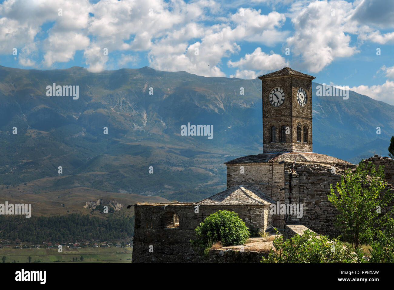 Tour de l'horloge de Gjirokastre'Château, le sud de l'Albanie. Gjirocaster est protégé par l'UNESCO Ville historique. Banque D'Images