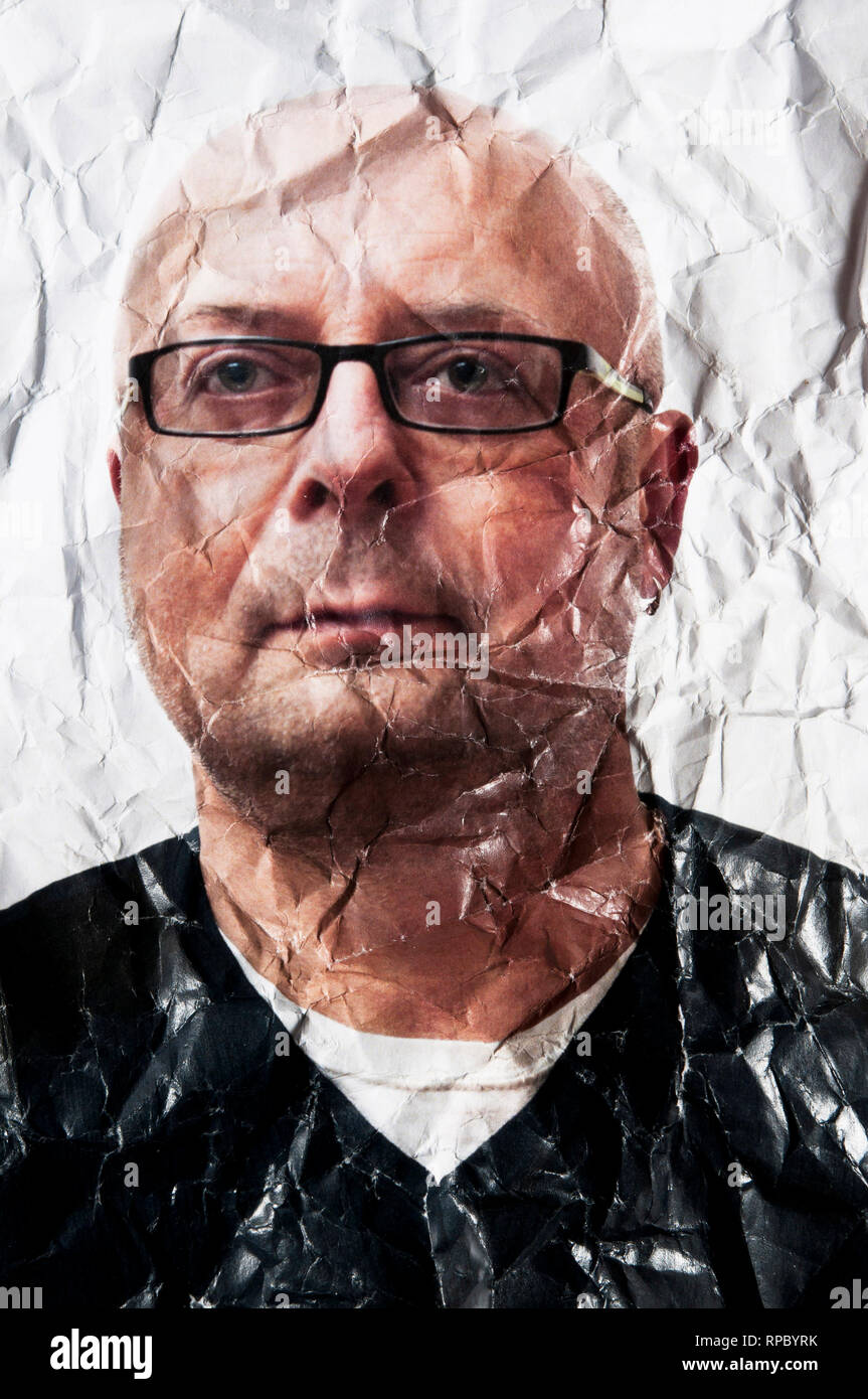 Photo portrait d'un homme chauve avec des lunettes et froissé froissé, concept de vieillissement Banque D'Images
