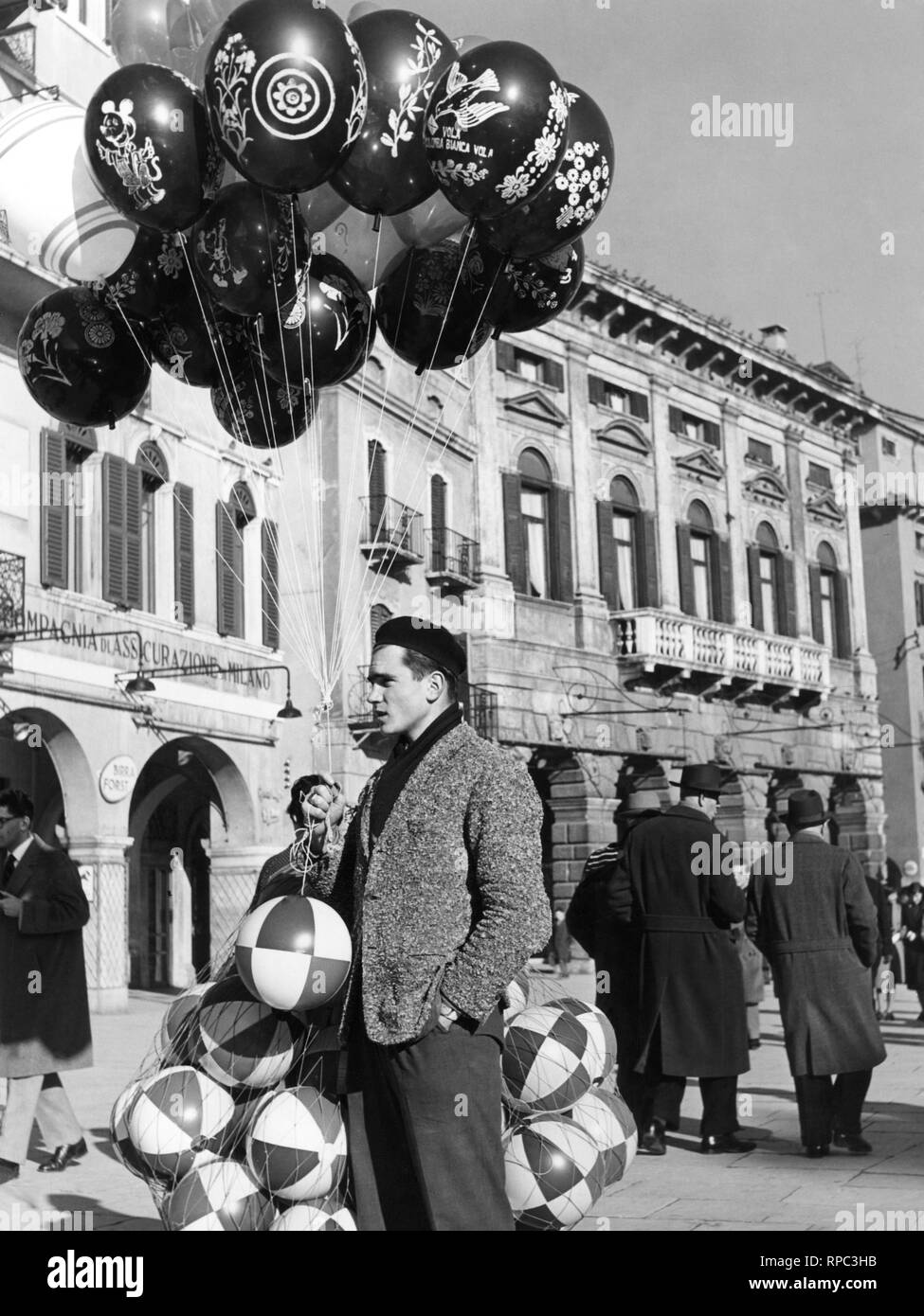 Italie, Vénétie, Vérone, le vendeur de ballons, dans le contexte de l'guastaverza palace par sammicheli, 1959 Banque D'Images