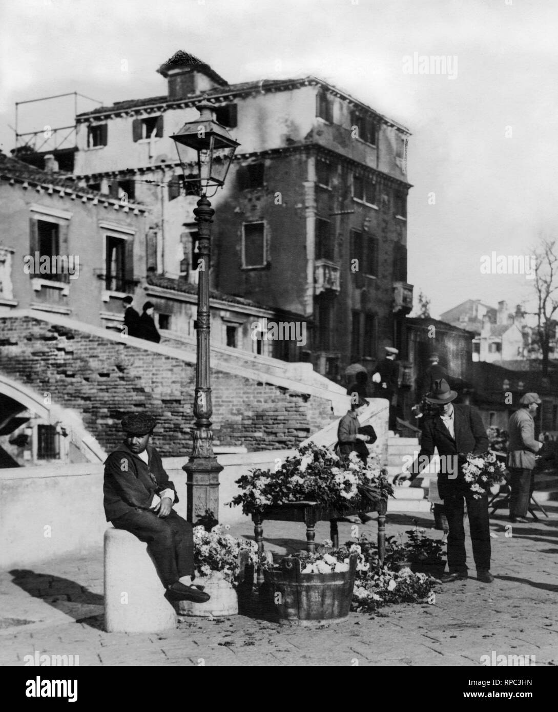 Vente de chrysanthèmes dans le Campo San Giovanni et Paolo, Venise 1910-20 Banque D'Images