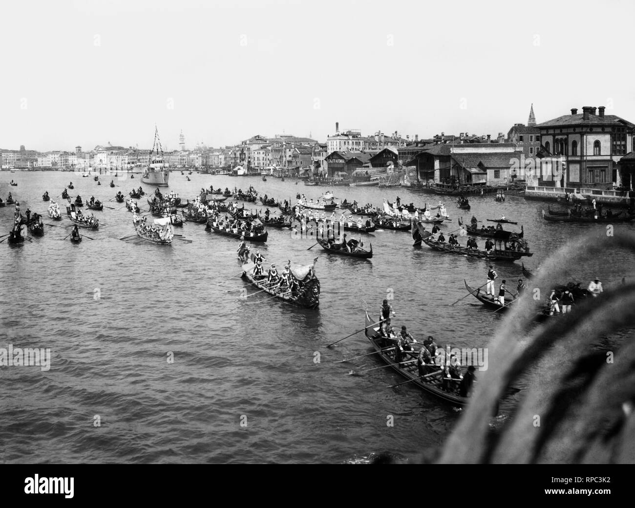 Procession de bateaux historiques, Venise 1920-30 Banque D'Images