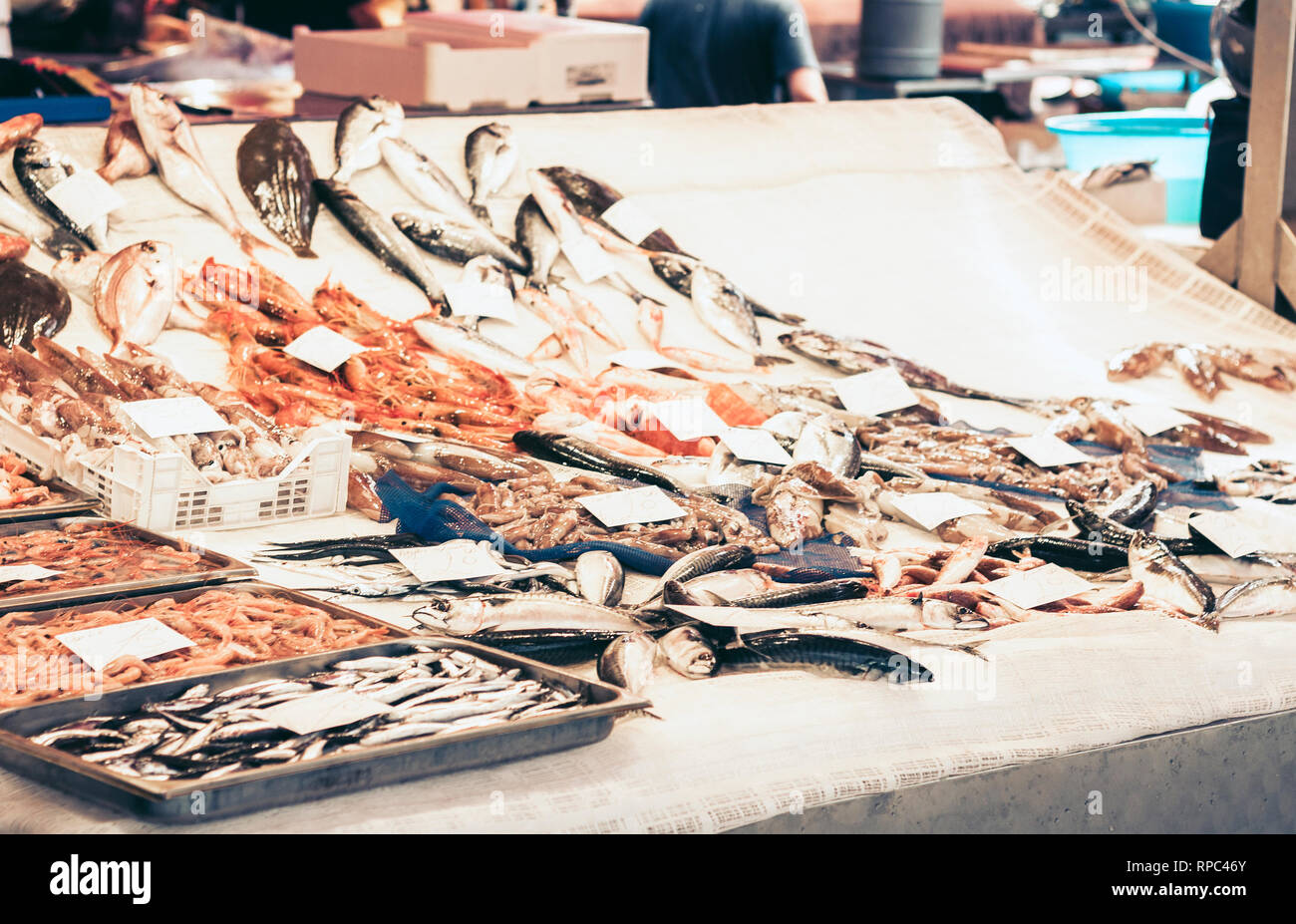 Poisson frais et fruits de mer en vente dans le marché aux poissons de Catane, Sicile, Italie Banque D'Images