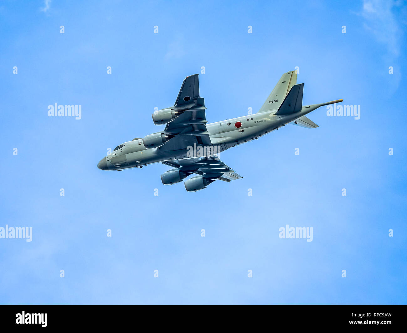 Une Force japonaise d'autodéfense maritime (JMSDF) Avion de patrouille maritime P-1 vole bas près l'Air Station à Atsugi, préfecture de Kanagawa, Jap Banque D'Images