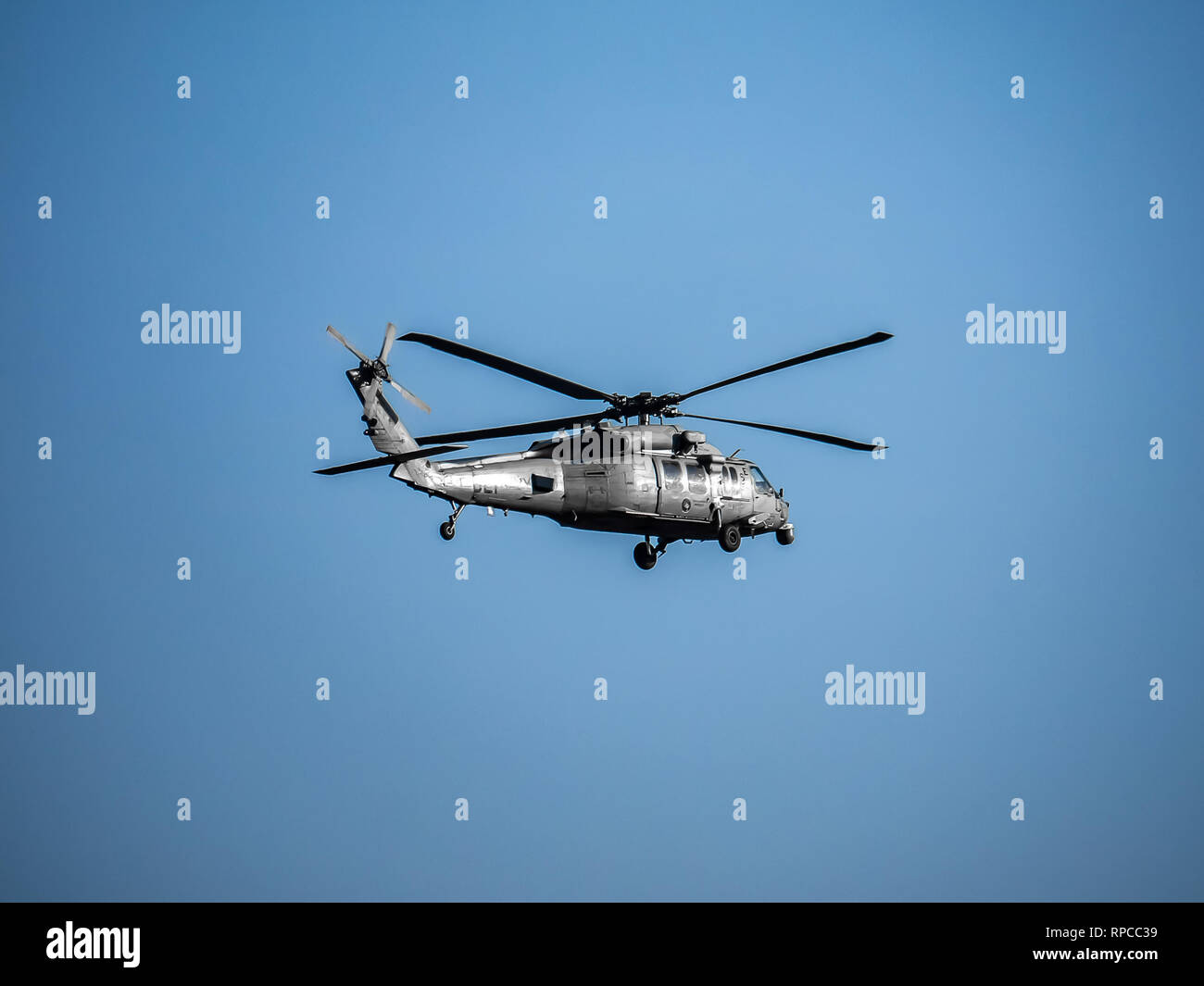 Un hélicoptère de la Marine américaine SH-60 patrouille de vol pendant les opérations de vol sur Naval Air Station Atsugi à Kanagawa, Japon préfecture. Les installations partagées un Banque D'Images